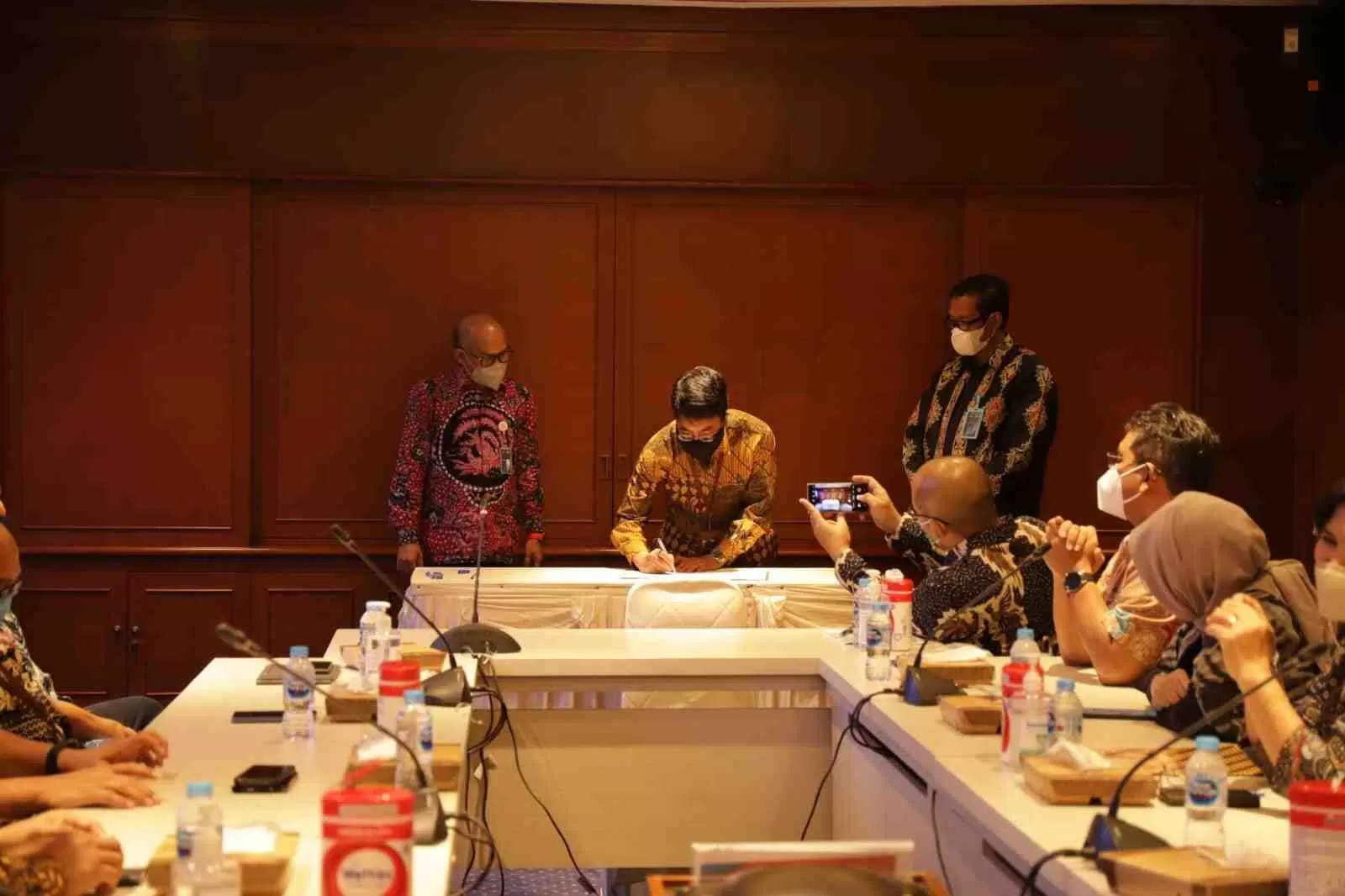 ROTASI KEPEMIMPINAN: Proses serah terima jabatan GM PLN UIP Kalbagtim dari Muhammad Ramadhansyah (kiri) kepada Josua Simanungkalit (tengah) pekan lalu.