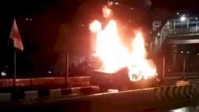 Camry yang terbakar dalam kecelakaan di Senen.