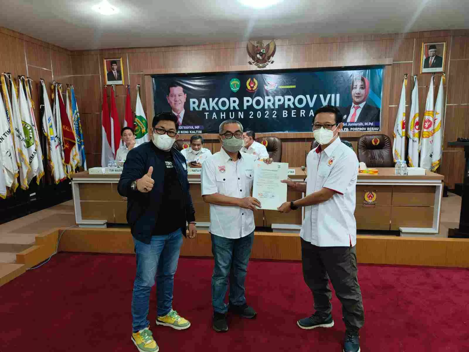 SOLID : KONI Balikpapan menyerahkan surat dukungan kepada Rusdiansyah Aras untuk maju dalam pencalonan Ketua Umum KONI Kaltim.