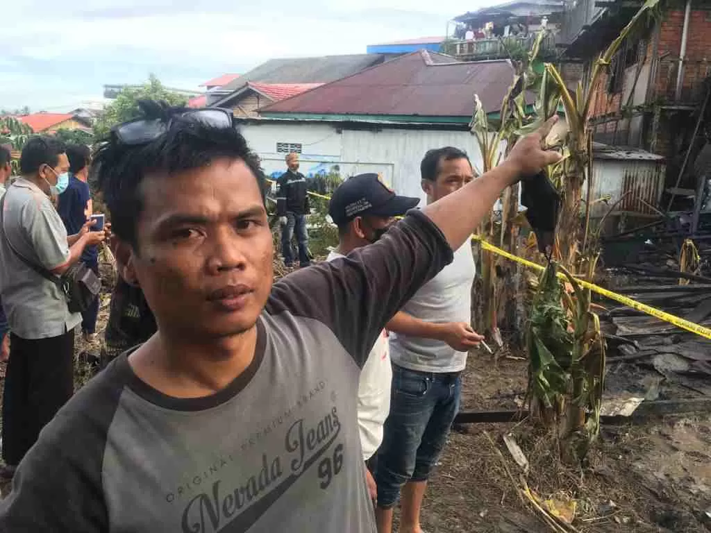 PENYELAMAT : Susilo ikut menyelamatkan tiga korban kebakaran ruko di Jalan Soekarno-Hatta, Kilometer 1,5, RT 13, Muara Rapak.