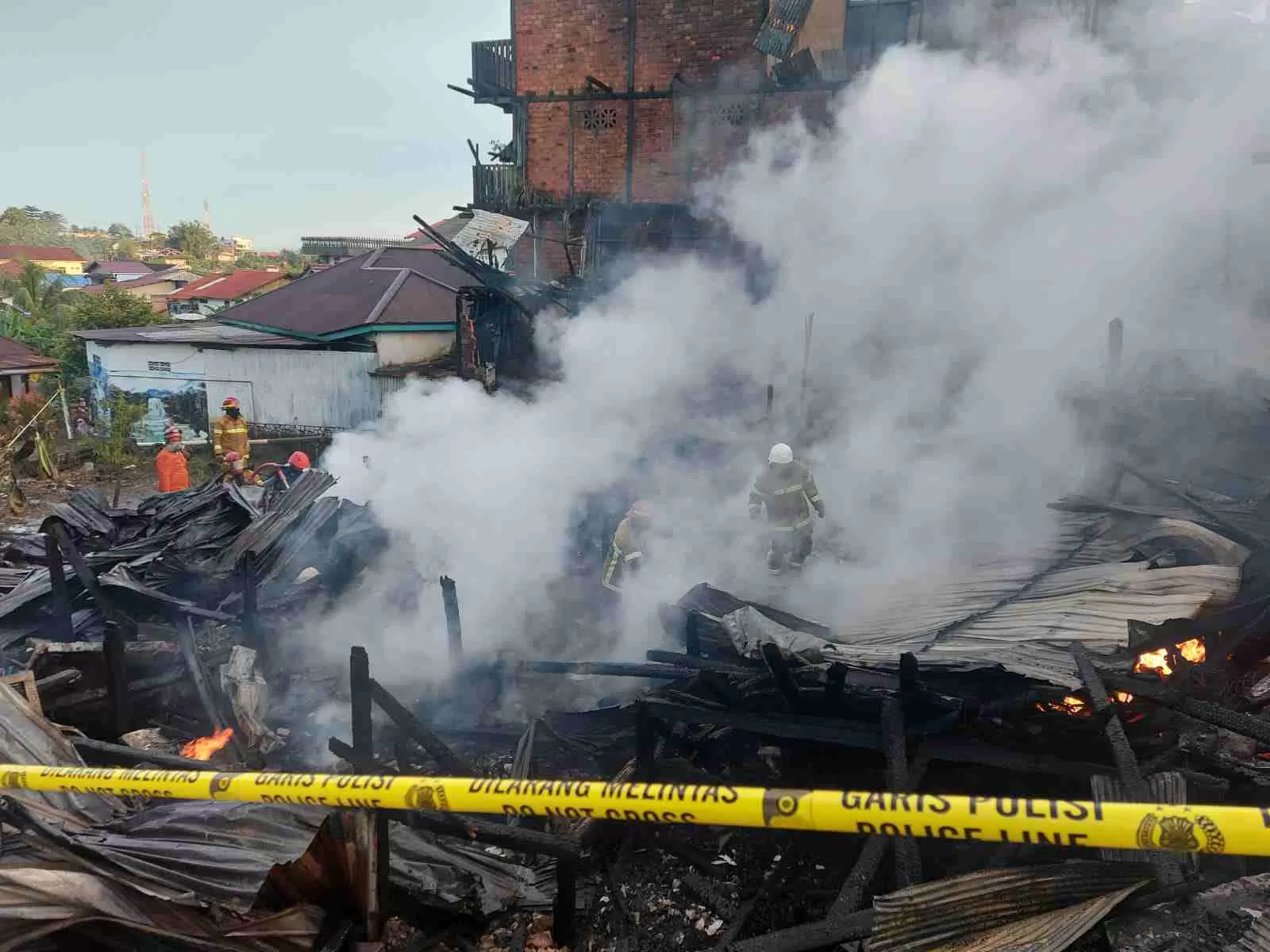 MUSIBAH : Kebakaran melahap tiga ruko dan satu rumah di RT 13, Kelurahan Muara Rapak, tepatnya di samping Paldam Kodam VI Mulawarman, kilometer 1,5. Satu korban meninggal dalam kejadian ini.