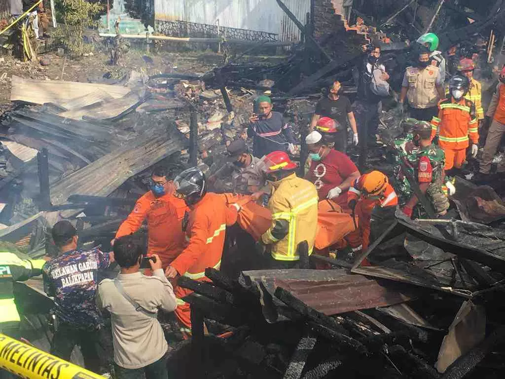 BERTAMBAH : Tim BPBD Balikpapan mengevakuasi jenazah korban kebakaran di Jalan Soekarno-Hatta, Kilometer 1,5, Muara Rapak.