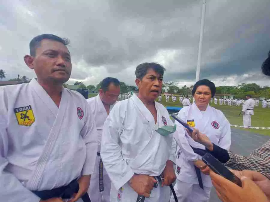 Sekjen Dewan Guru Inkanas, Syamsu Bahar (tengah) berharap Gashuku dan Ujian Dan Regional Kalimantan jadi momen kebangkitan karate Kaltim setelah dua tahun terdampak pandemi Covid-19.