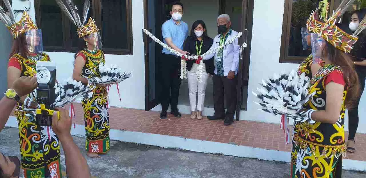 SIAP BEROPERASI: Linda A Sihombing diapit Kevin Chen (kiri) dan Suwandi (kanan) pada proses pemotongan pita untuk grand opening kantor cabang perwakilan Kalimantan di Balikpapan.