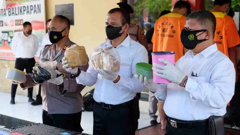 Kepala Satuan Reserse Narkoba Polresta Balikpapan, Kompol Tasimun, menunjukkan barang bukti ganja yang disita dari tiga tersangka.