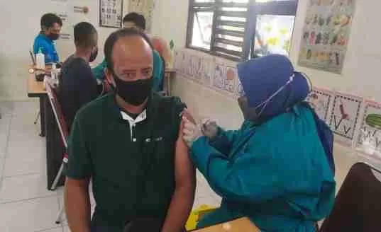 MAKIN KUAT: Tak kurang dari 414 karyawan di PT Subur Abadi Plantation menerima vaksinasi booster, pekan lalu.