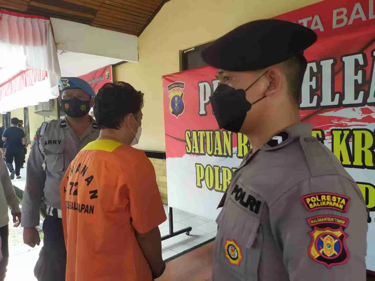 SI (34), warga Jalan Jenderal A Yani, Balikpapan harus meringkuk di tahanan Mapolresta Balikpapan, setelah aksi penipuannya terungkap.