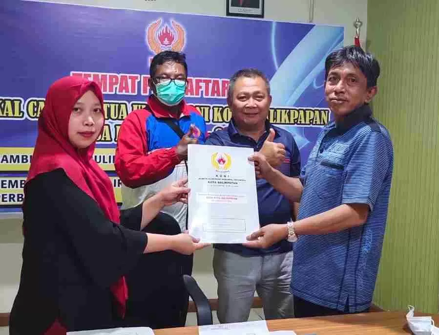 Effendi (paling kanan) mewakili Ali Bausat mengambil formulir pendaftaran calon Ketua Umum KONI Balikpapan, Kamis (8/4).