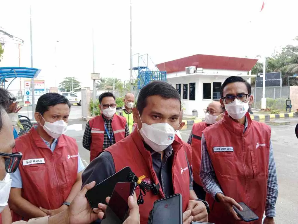 Executive General Manager Pertamina Patra Niaga Regional Kalimantan, Freddy Anwar, saat diwawancara awak media di Balikpapan. (foto: wawan/prokal)