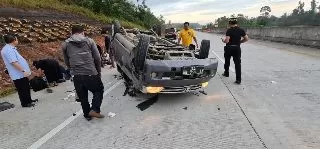 Sebuah minibus mengalami kecelakaan di ruas Jalan Tol Balsam KM 48, Samboja. Ditlantas Polda Kaltim meminta pengendara menaati rambu kecepatan dan mengemudi dalam kondisi fit.