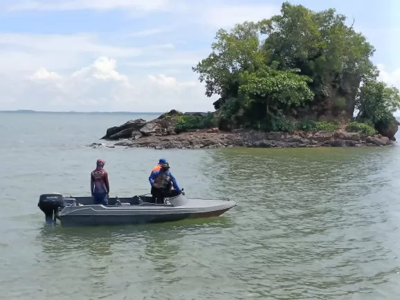 Regu pencarian melalukan pencarian terhadap Aldi Suryana yang tenggelam di perairan Teluk Balikpapan, Ahad (24/4) pagi.