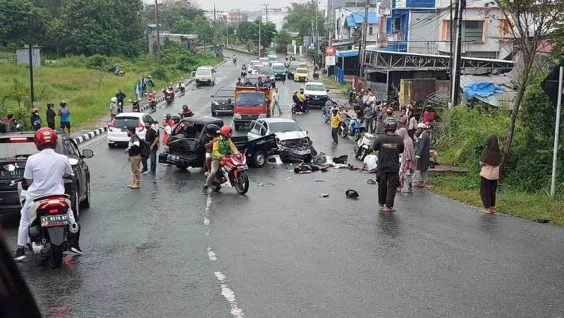 Tiga orang jadi korban kecelakaan lalu lintas dj Jalan Letkol Pol HM Asnawai Arbain alias BJBJ, Senin (25/4) siang. Tak ada korban jiwa dalam kejadian ini.