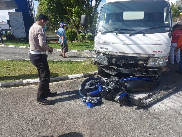 Laka lantas di Jalan MT Haryono mengakibatkan dua pengendara motor jadi korban. Satu di antaranya kritis.