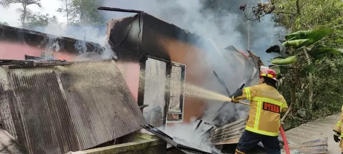 Petugas pemadam kebakaran mencoba memadamkan api di Rumah milik Masudin.
