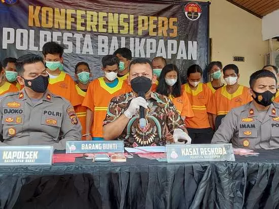 Kasat Resnarkoba Polresta Balikpapan, Kompol Roganda memimpin rilis pengungkapan kasus peredaran narkotika, Jum'at (27/5) siang.