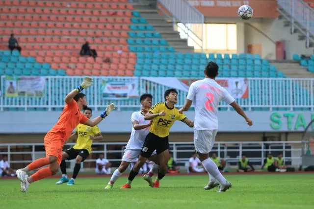 Striker Persiba Aji Kusuma (kuning) berusaha merebut bola dari pemain Persikabo pada uji coba di Stadion Pakansari, Bogor, Sabtu (4/6) pagi. Uji coba dimenangkan Persikabo dengan skor tipis 2-1. (Foto: media officer Persiba)