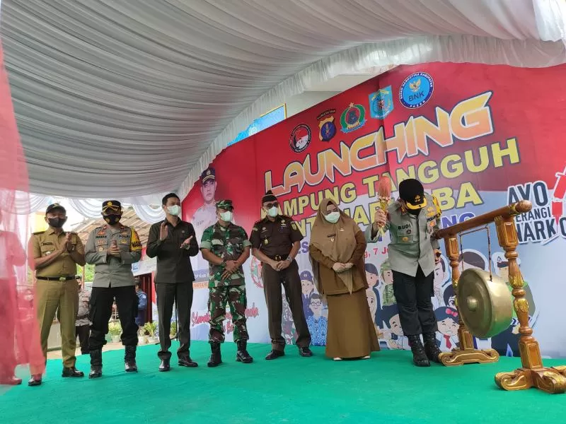 CEGAH NARKOBA: Kampung Tangguh Anti Narkoba resmi dikukuhkan oleh Wakil Bupati Paser Syarifah Masitah Assegaf dan Kapolres Paser AKBP Kade Budiyarta, Selasa (7/6).