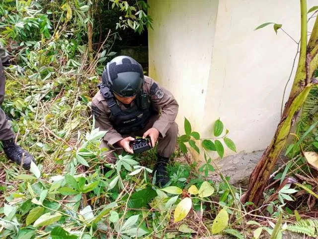 Pemusnahan mortir dan granat temuan warga dilakukan Subden Jibom Detasemen Gegana Brimob Polda Kaltim, tak jauh dari Mako Batalyon C Pelopor Km 13, Balikpapan, Sabtu (11/6).