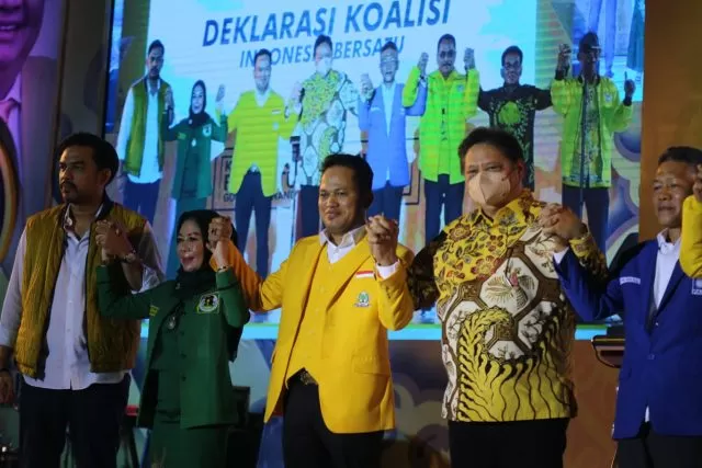 Golkar se-Kalimantan solid mendukung Airlangga Hartarto (batik) maju dalam kontestasi Pilpres 2024. Deklarasi dukungan berlangsung di BSCC Dome, Jum’at (17/6) malam dan diikuti PAN dan PPP yang tergabung dalam Koalisi Indonesia Bersatu (KIB).