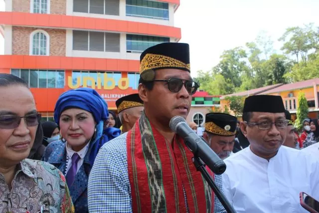 Gubernur Lembaga Ketahanan Nasional Republik Indonesia (Lemhannas RI) Andi Widjajanto, memberi keterangan kepada awak media selepas kuliah umum di Uniba, Selasa (21/6).