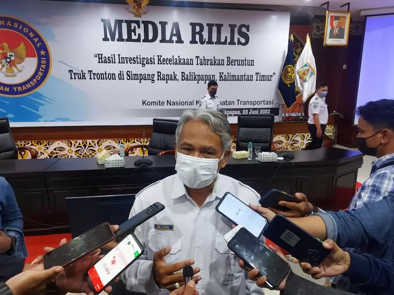 Pelaksana Tugas Ketua Sub Komite LLAJ KNKT, Ahmad Wildan memberikan keterangan kepada jurnalis di Balikpapan, Kamis (23/6).