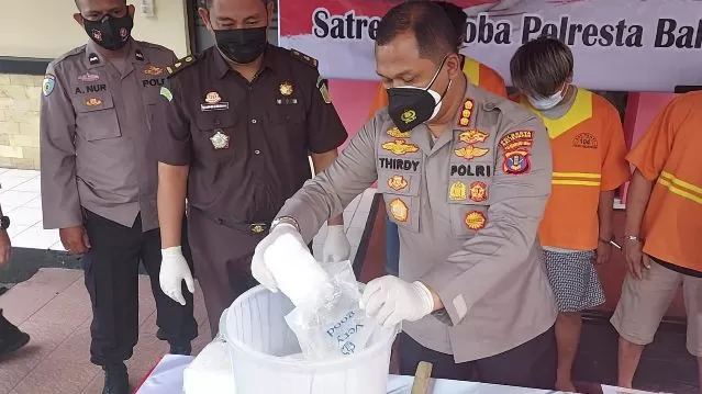 Kapolresta Balikpapan, Kombes V Thiryd Hadmiarso memimpin giat pemusnahan barang bukti 2 kilogram sabu di Halaman Mapolresta Balikpapan, Kamis (23/6).
