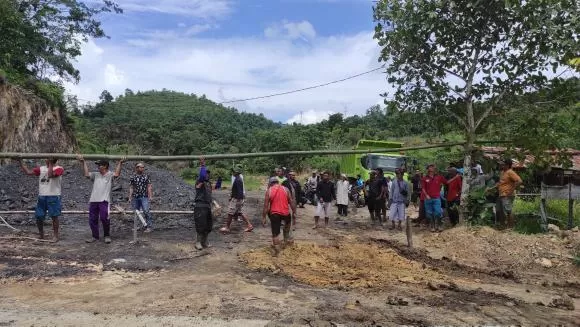 Puluhan warga Desa Santan Ulu, menutup akses menuju tambang yang diduga ilegal sejak Kamis (23/6) kemarin.