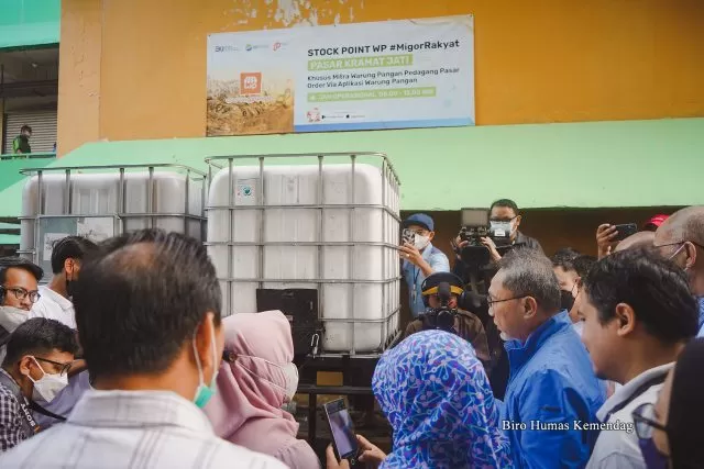 Caption : Menteri Perdagangan, Zulkifli Hasan meninjau stock point Minyak Goreng Curah Rakyat (MGCR) di Pasar Kramat Jati, Jakarta, Sabtu (25 Juni 2022).