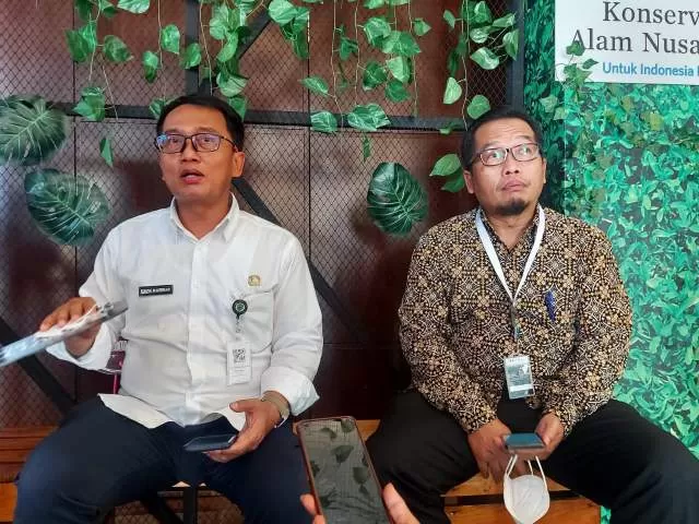 Kepala Dinas Perkebunan Kaltim Ujang Rachmad (kemeja putih) dan Manajer Senior Terestrial YKAN Niel Makinuddin, memberikan keterangan kepada jurnalis di sela acara Apresiasi Lima Tahun Program Perkebunan Berkelanjutan di Kalimantan Timur, Selasa, (28/6).