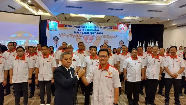 Ketua Umum KONI Kaltim Rusdiansyah Aras (kiri) melantik Pengurus KONI Balikpapan periode 2022-2026, Sabtu (2/7) pagi di Grand Jatra Hotel, Balikpapan.