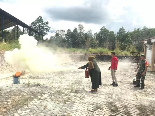 CEGAH SEBELUM MEMBESAR: Pelatihan pemadaman api ringan yang digelar PT STN untuk masyarakat dan staf Desa Labangka, Kecamatan Babulu, Penajam Paser Utara.