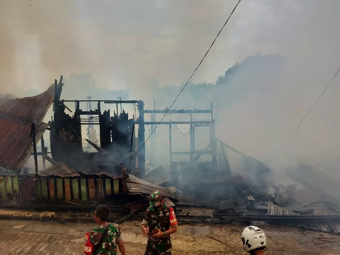 Api membakar barak prajurit di RT 13, Kelurahan Muara Rapak, Jalan Soekarno-Hatta KM 1.5, Selasa (12/7) pagi.