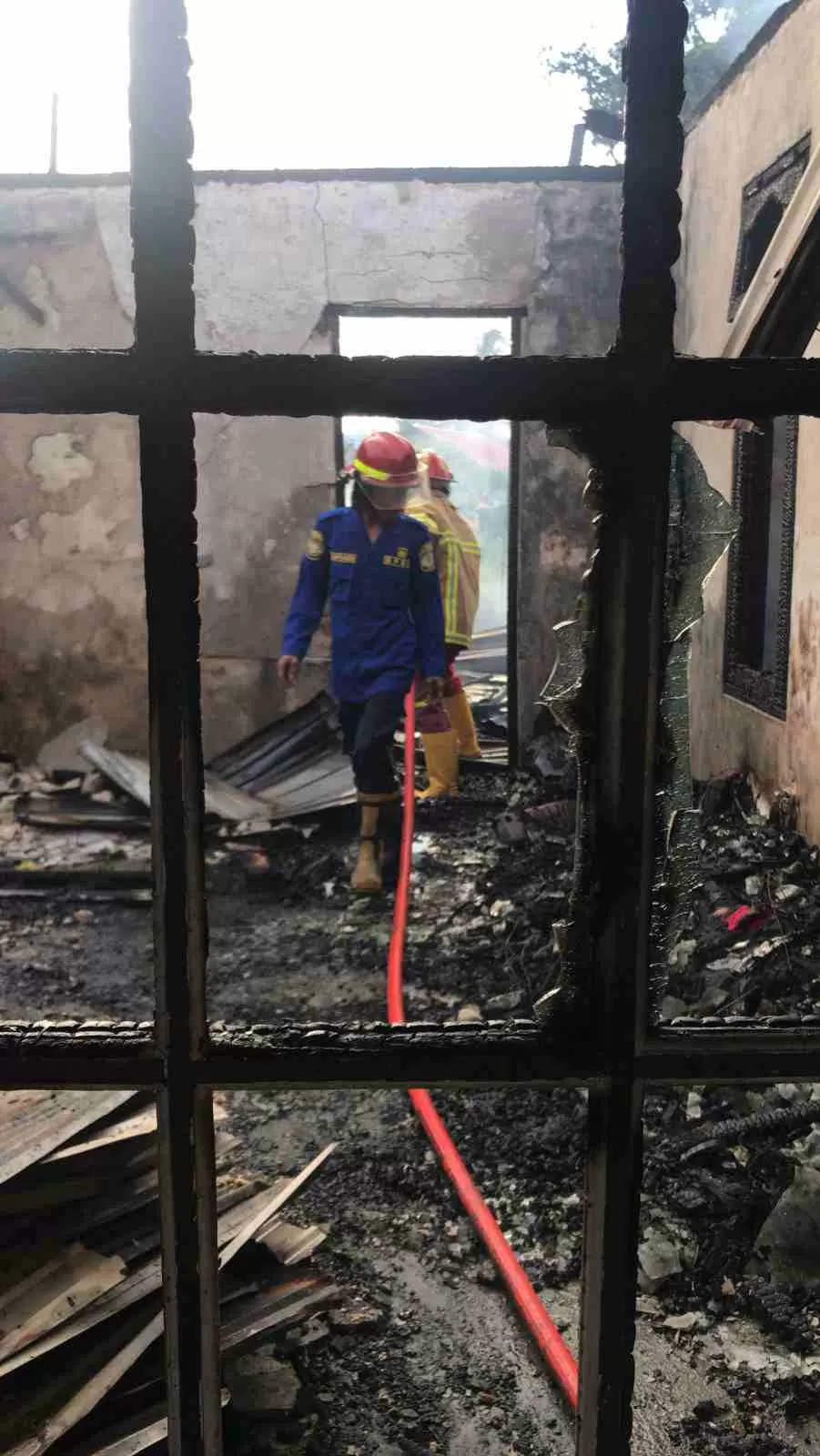 Rumah milik Siti Nurbaya di RT 01, Manggar Baru ludes dilalap api. Tak ada korban jiwa dalam kejadian ini.