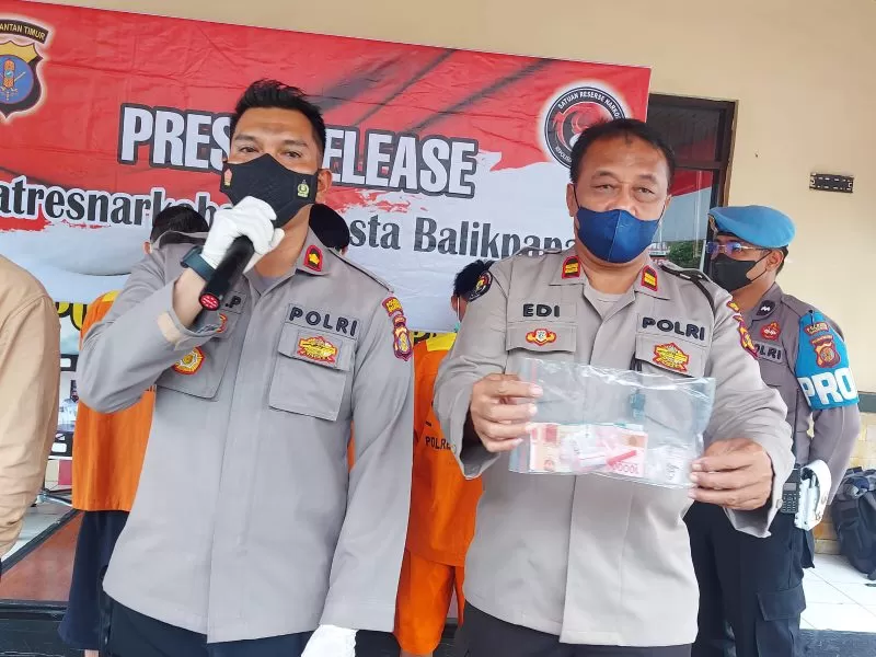 Kapolsek Balikpapan Barat, Kompol Djoko Purwanto (kiri) memberikan keterangan terkait penangkapan MF, pengedar sabu, kepada awak media pada Kamis (14/7) siang.
