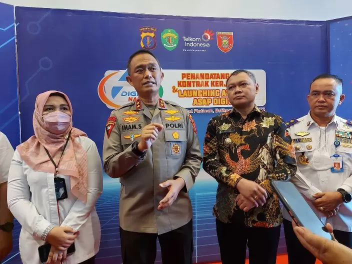 Kapolda Kaltim Irjen Imam Sugianto didampingi Bupati Paser, Fahmi Fadli dan Executive Vice President (EVP) Telkom Regional 6 Kalimantan, Fera Pebrayanti memberikan keterangan terkait ASAP Digital.
