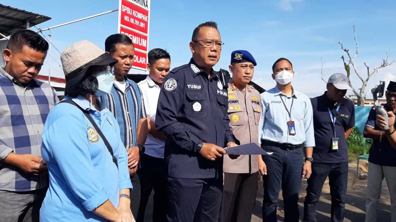 Kabid Humas Polda Kaltim, Kombes Yusuf Sutejo memberikan keterangan terkait pengungkapan kasus penyalahgunaan solar subsidi untuk nelayan di Balikpapan, Jum'at (22/7) pagi.