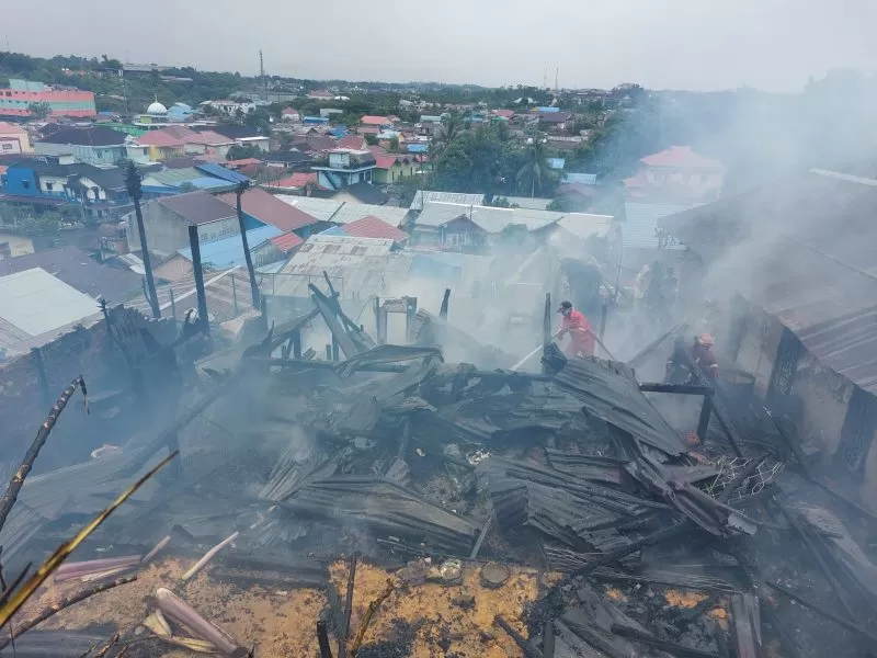 Kebakaran melanda permukiman padat penduduk di Jalan Intan, RT 26, Sepinggan. Delapan rumah ludes, satu rumah terdampak.