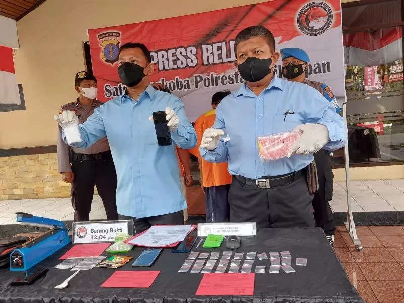 Kasat Resnarkoba Polresta Balikpapan, Kompol Roganda (kiri), menjunjukkan barang bukti hasil pengungkapan kasus peredaran narkoba di Balikpapan.