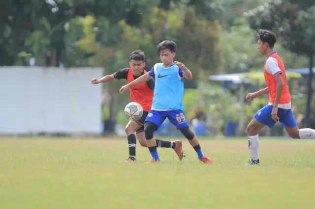 Sebanyak 27 pemain muda asli Balikpapan lolos seleksi tahap awal yang digelar tim pelatih Persiba, Sabtu (30/7) pagi di Lapangan Bima Sakti, Balikpapan.(Foto : Fuad Muhammad/Kaltim Post)