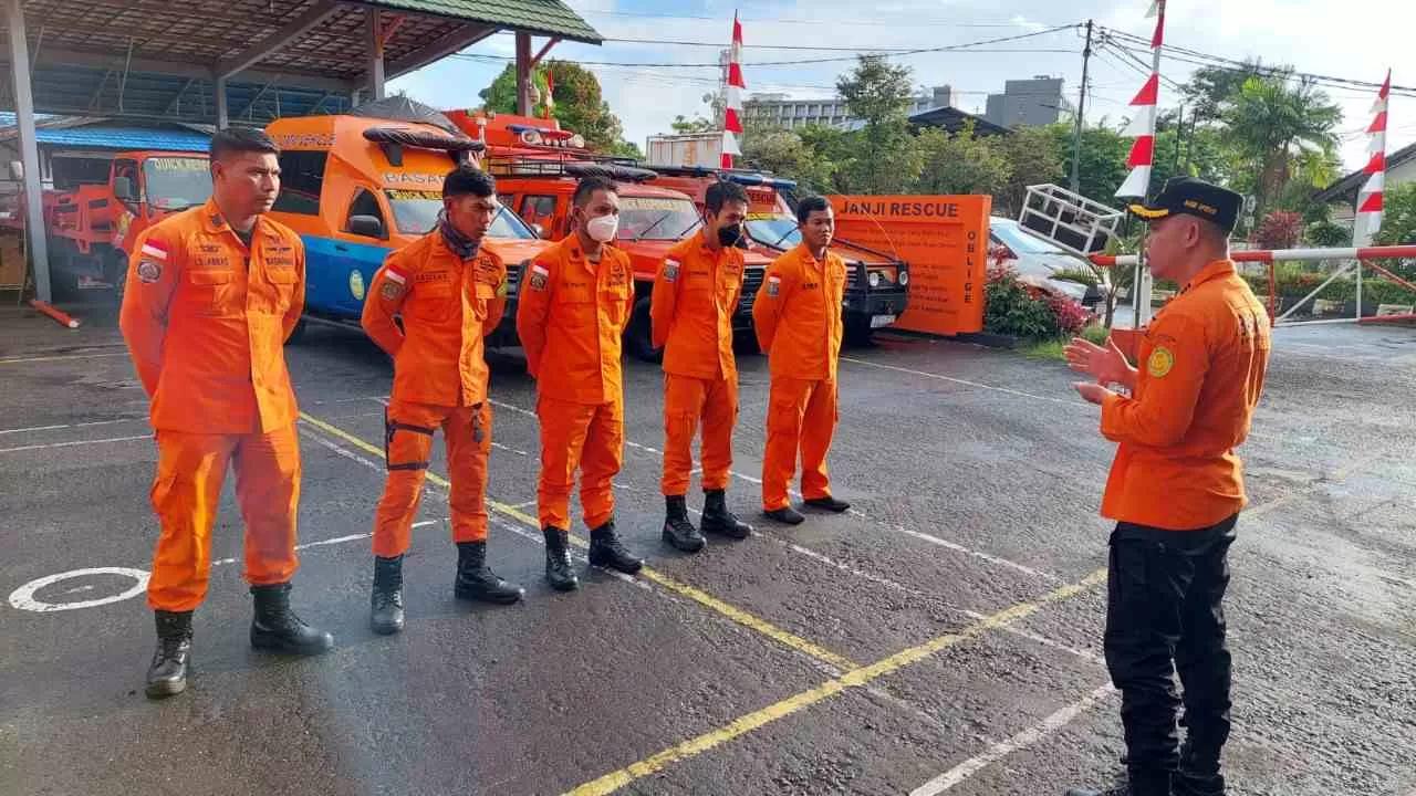 Tim SAR dari Kantor Kantor Pencarian dan Pertolongan Kelas A Balikpapan diterjunkan untuk mencari tiga pemancing Balikpapan yang dilaporkan hilang di Selat Makassar.
 (Foto : Dokumentasi KPP Kelas A Balikpapan)