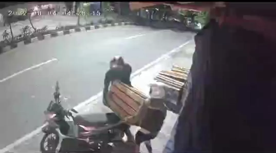 Tangkapan layar CCTV menunjukkan dua orang mengangkut satu peti alpukat seberat 100 kilogram dari toko milik Nurjanah di Pasar Buton.