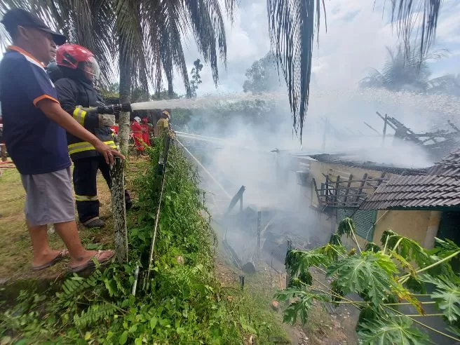 Petugas pemadam dari BPBD Balikpapan dan Pertamina tengah berusaha memadamkan api yang membakar rumah Martini di Jalan Klamono 1.