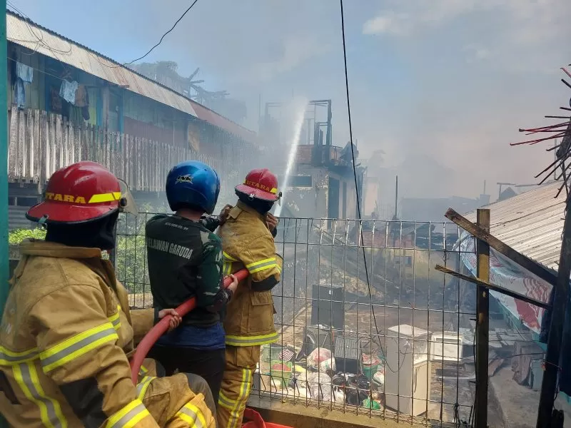 Sebanyak 16 bangunan di dua RT,  Kelurahan Klandasan Ulu, Balikpapan Kota ludes terbakar, Selasa (9/8) siang.