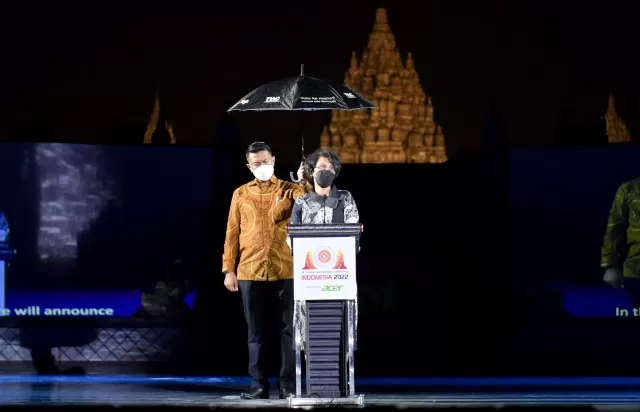 Sekretaris Jenderal Kemendikbudristek menyampaikan laporan pada penutupan IOI 2022 di Prambanan, Yogyakarta, Minggu (14/8). (FOTO : KEMENDIKBUDRISTEK FOR PROKAL )