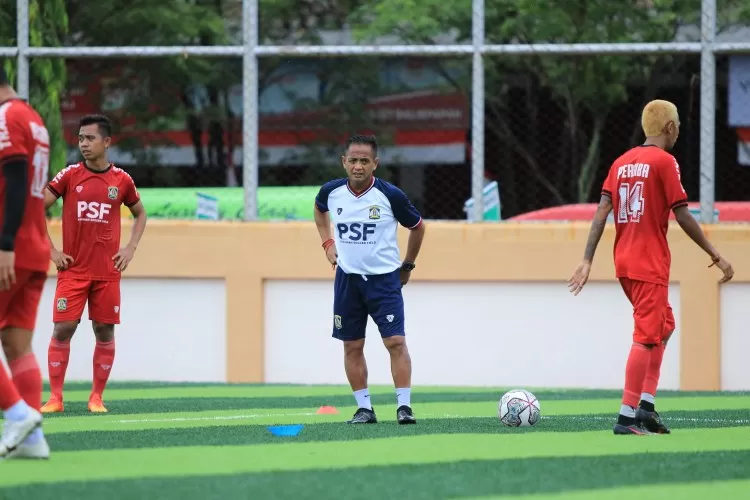 Pelatih Persiba Ilham Romadhona memimpin sesi latihan di Lapangan Foni, Rabu (31/8) pagi.