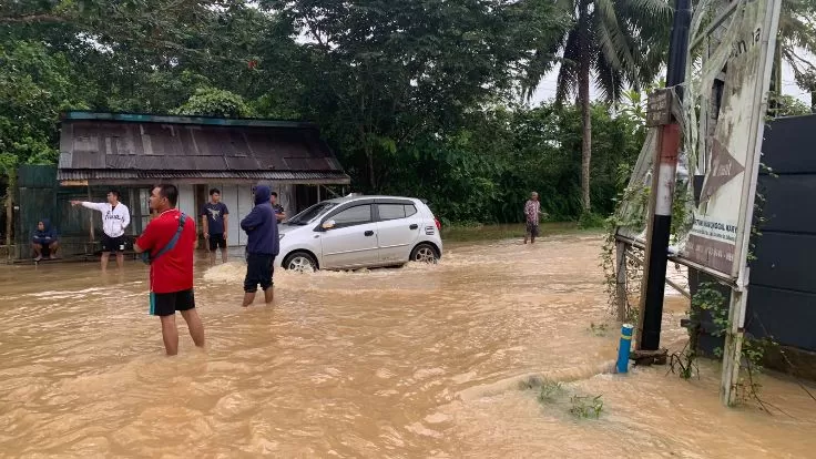 Pemerintah diharapkan mampu memberikan solusi terkait banjir yang kerap melanda kawasan Teritip, Balikpapan Timur.
 
 (Foto : Saleh untuk Prokal.Co)