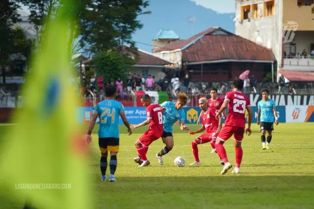 Persiba (merah) harus mengakui keunggulan tuan rumah Sulut United dengan skor 0-2, pada lanjutan Liga 2 di Stadion Klabat, Manado, Sabtu (17/9) sore.
 
 (FOTO : PT LIB)