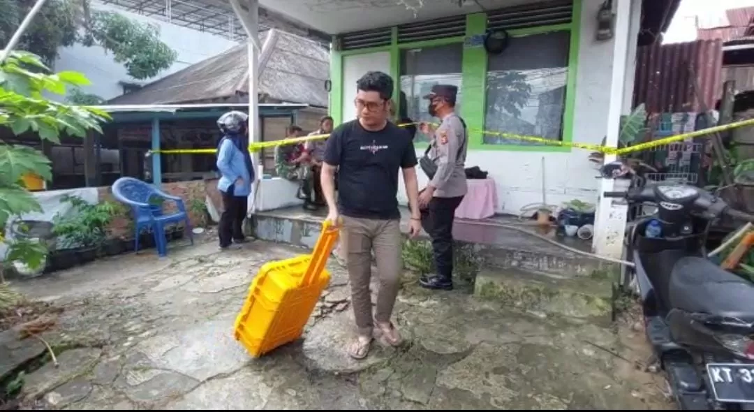 Polisi melakukan olah TKP di rumah yang jadi lokasi penganiayaan di Jalan DR Sutomo RT 15, Kelurahan Karang Rejo, Balikpapan Tengah. Sejumlah barang bukti dibawa dari TKP.