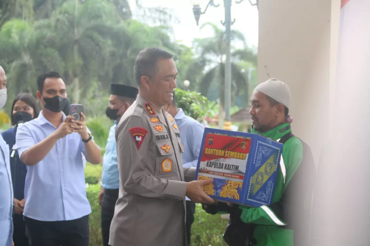 Kapolda Kaltim Irjen Imam Sugianto menyerahkan paket sembako bagi perwakilan komunitas ojek online di Balikpapan. Program kali ini diinisiasi Dit Reskrimsus dan Dit Reskrimum.