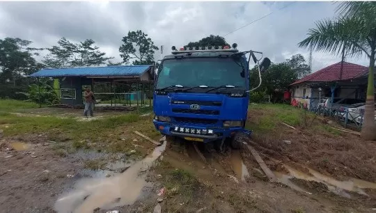 Truk maut yang terlibat kecelakaan di KM 24 saat diamankan di PJR KM 23. Supir truk kini ditetapkan sebagai tersangka.